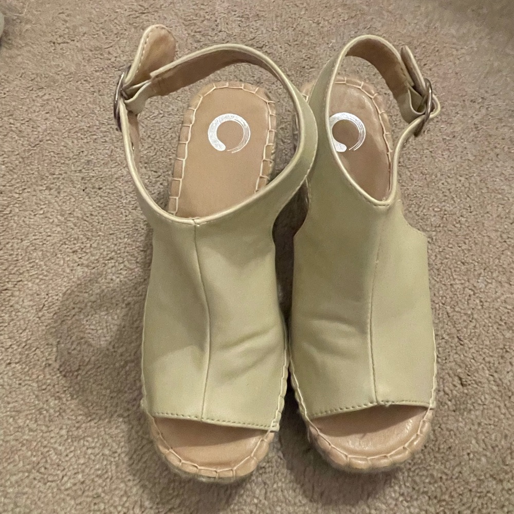 Tan wedge sandal 5.5 worn 2x